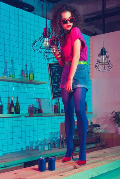 woman in sunglasses standing on counter - Foto, Bild