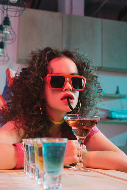 mulher em óculos de sol beber coquetel
 - Foto, Imagem