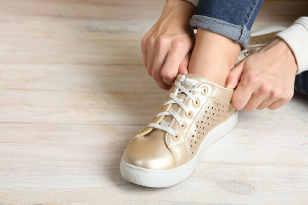Kız bacak, altın spor ayakkabı - Fotoğraf, Görsel