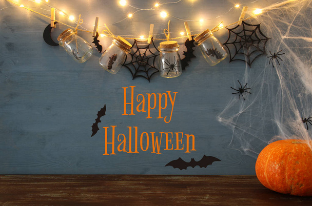 Halloween wakacje koncepcja. Masson słoiki z pająków, kąpiele i drewniane ozdoby - Zdjęcie, obraz