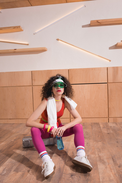 mujer de moda sentada en la boombox
 - Foto, Imagen