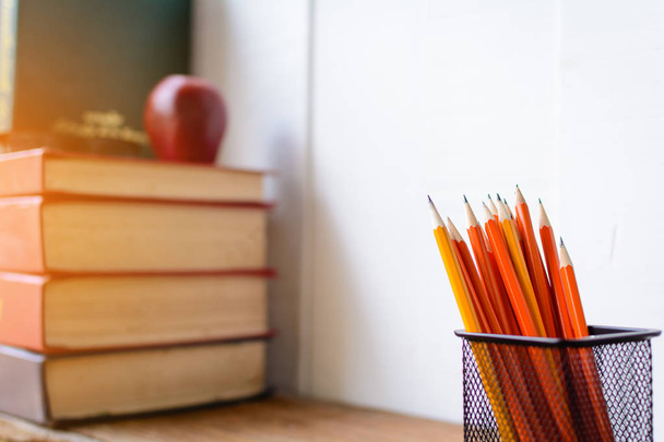 Bücher Bleistift und Gläser auf einem weißen Holztisch und Dekorationen - Foto, Bild