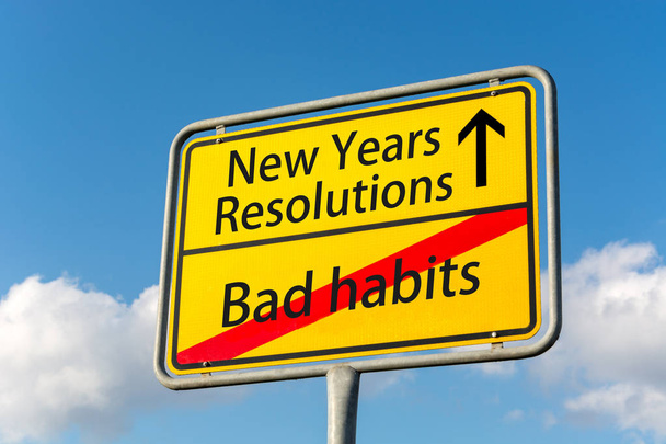 Gele straatnaambord met New Years resoluties vooruit verlaten slecht  - Foto, afbeelding