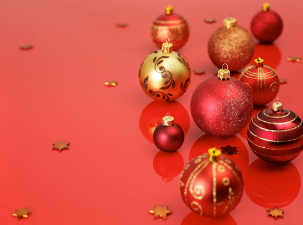 різдвяні кульки на червоному
 - Фото, зображення
