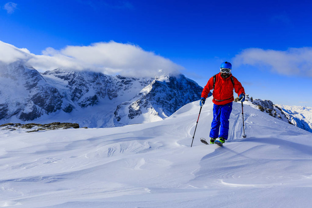 Ορειβάτης σκι backcountry περπατώντας μια χιονισμένη κορυφογραμμή με  - Φωτογραφία, εικόνα
