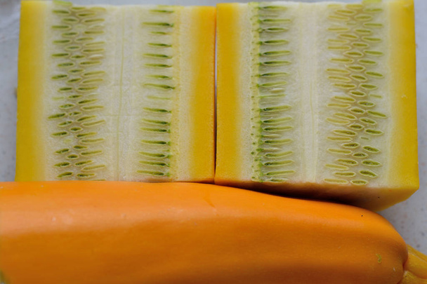 Courgette jaune fraîchement récoltée
 - Photo, image