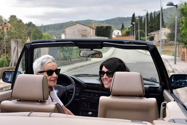 dos mujeres felices con coche descapotable
 - Foto, imagen