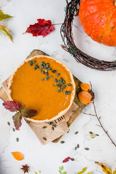 Pumkin pie with leaves and seeds  - Foto, Bild