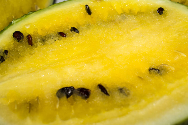 Gele watermeloen met botten in een besnoeiing van de close-up - Foto, afbeelding