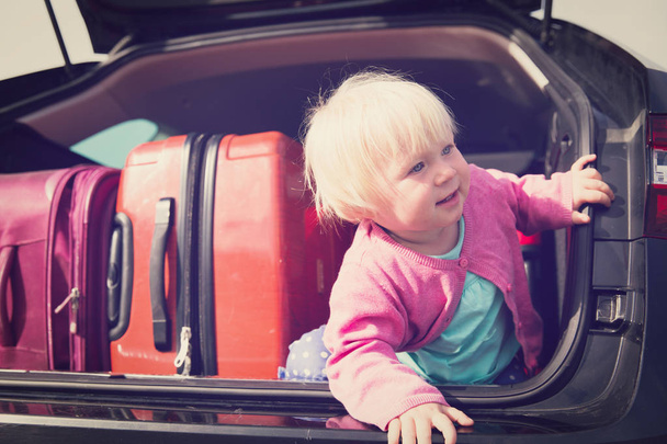 Rodinné auto cestování - malé děťátko a sbalil kufry - Fotografie, Obrázek