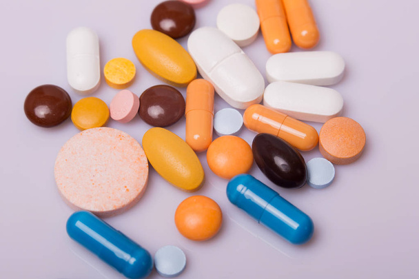 píldoras diferentes tabletas cápsulas montón mezcla medicamentos de terapia - Foto, imagen