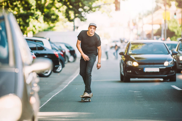 Pro skateboarder ride skateboard on capital road street through  - Foto, immagini
