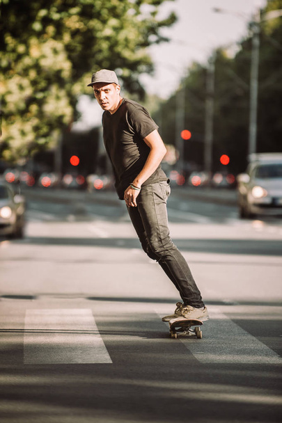Pro skateboarder ride skateboard on capital road street through  - Φωτογραφία, εικόνα