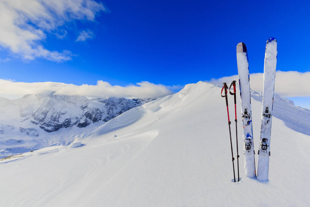 Skieen in winterseizoen, bergen en ski touring backcountry equi - Foto, afbeelding