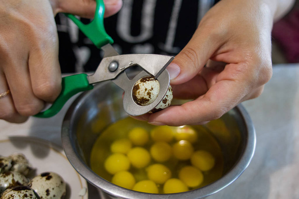 Preparación de huevos de codorniz
 - Foto, Imagen