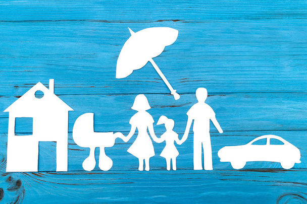 Bebek arabası şemsiyesi altında ailesiyle kağıt silüeti - Fotoğraf, Görsel