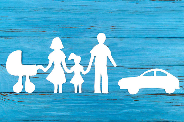 Паперовий силует сім'ї з дитячим перевезенням
 - Фото, зображення