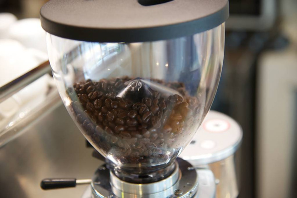 Detailní záběr kávová zrna ve stroji  - Fotografie, Obrázek