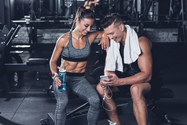 sportive couple with smartphone - Foto, Imagen