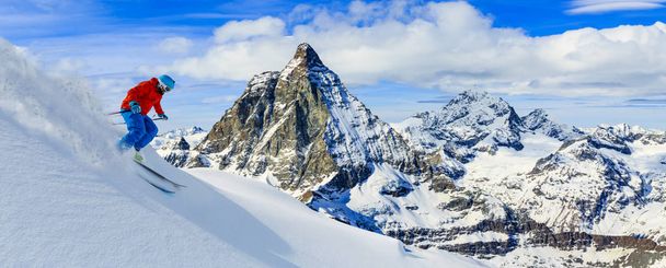 Skifahren mit herrlichem Blick auf die berühmten Schweizer Berge in schöner  - Foto, Bild
