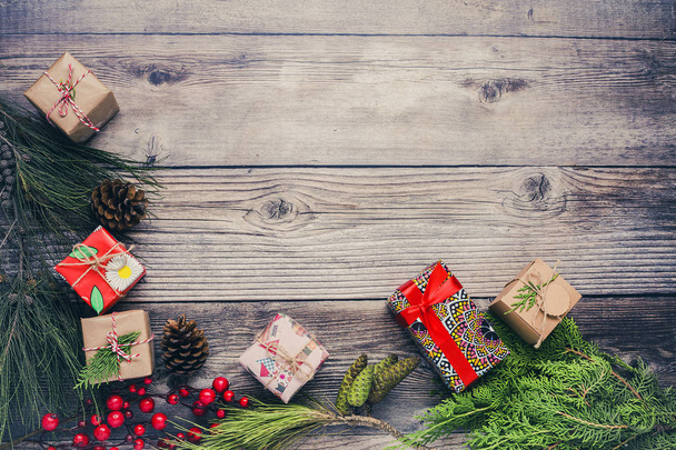 Χριστούγεννα φόντο με διακοσμήσεις και κουτιά δώρου σε ξύλινα β - Φωτογραφία, εικόνα