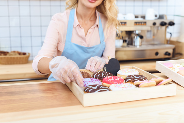 empregada de mesa com biscoitos
 - Foto, Imagem