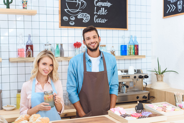 улыбающиеся работники кафе
 - Фото, изображение