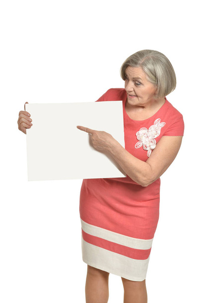  bejaarde vrouw wijzend naar lege kaart - Foto, afbeelding