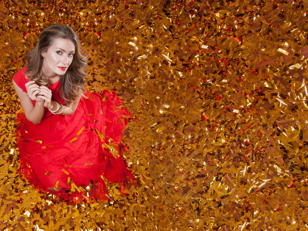 Nainen istuu punaisessa mekossa
 - Valokuva, kuva