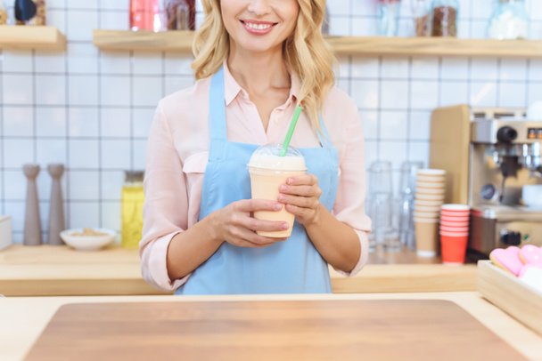 waitress holding milkshake - Foto, imagen