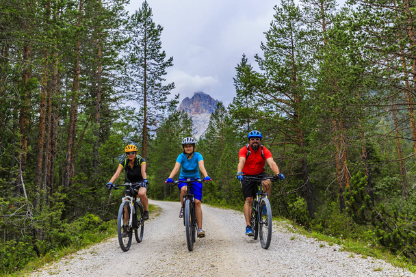 Горные велосипеды семьи с велосипедами на треке, Кортина d 'Ampezzo, D
 - Фото, изображение