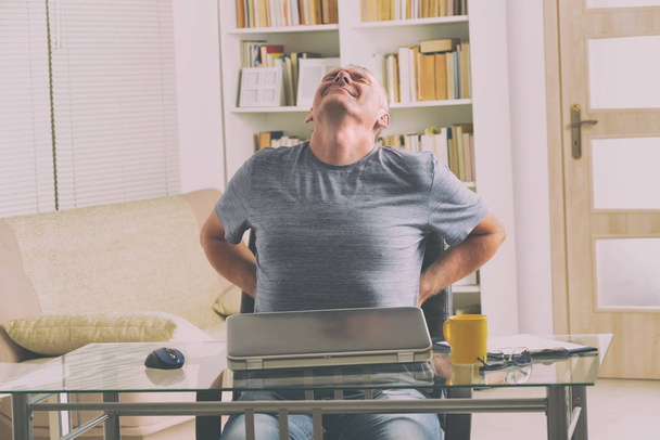 Man die lijden aan lage rugpijn  - Foto, afbeelding