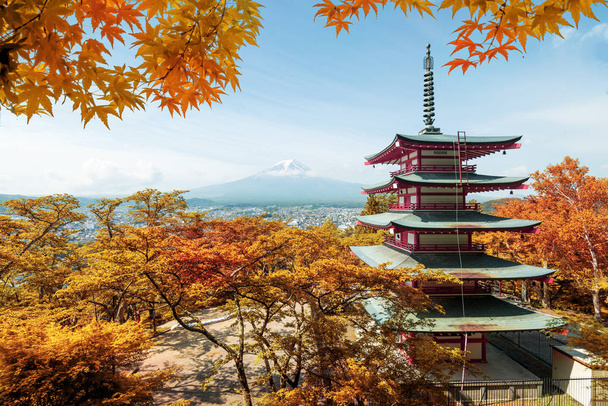 mt. Fuji und rote Pagode in herbstlichen Farben in japan, japan aut - Foto, Bild