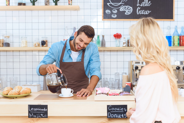 barista derramando café para mulher
 - Foto, Imagem