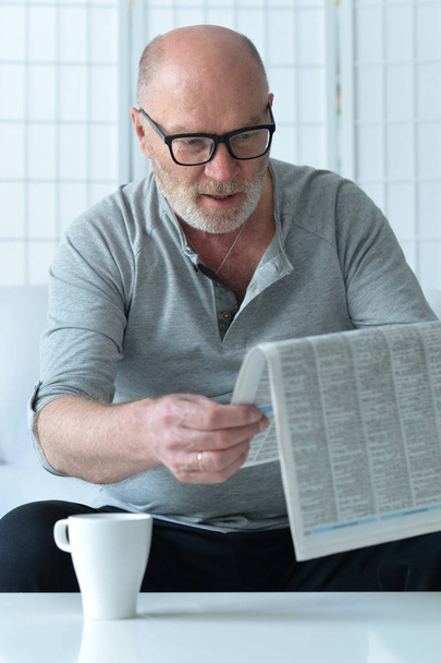  man reading newspaper - Zdjęcie, obraz