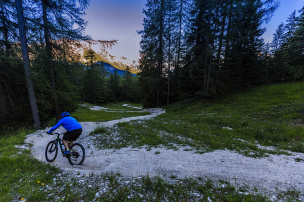 Ciclismo, Veduta del ciclista in sella alla mountain bike su single trail in
 - Foto, immagini