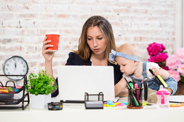 Üzletasszony anya nő, a lánya a számítógépen dolgozik - Fotó, kép