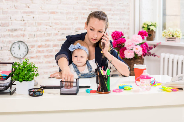 Empresa familiar - telecomutação Empresária e mãe com filho está fazendo um telefonema
 - Foto, Imagem