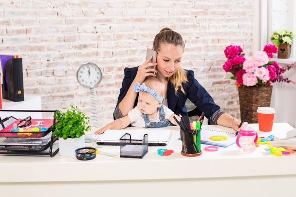 Entreprise familiale - télécommuet Femme d'affaires et mère avec enfant passe un appel téléphonique
 - Photo, image