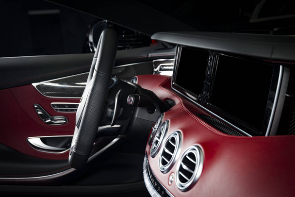 A modern sport autó piros bőr belső - Fotó, kép
