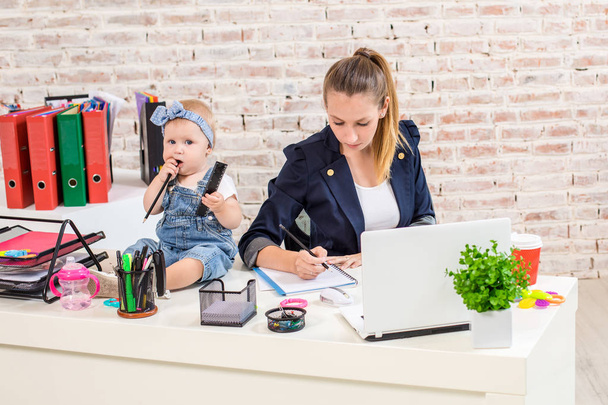 Femme d'affaires mère femme avec une fille travaillant à l'ordinateur portable
 - Photo, image