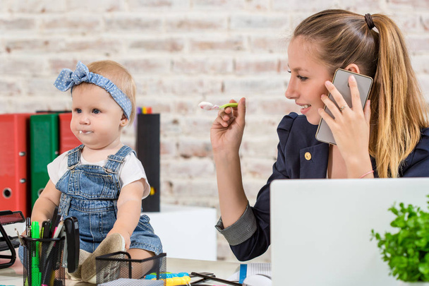 Family Business - телекомунікаційна бізнес-леді і мати з дитиною роблять телефонний дзвінок
 - Фото, зображення