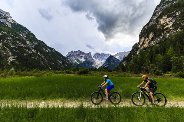 Туристична велосипедного руху в Кортіна-д'Ампеццо приголомшливі o Скелястих гір - Фото, зображення