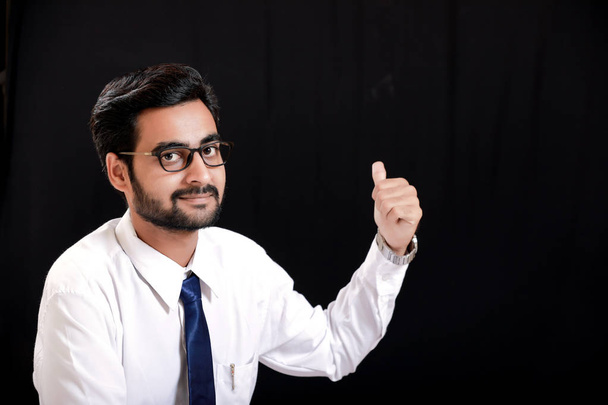 Indyjski młodego człowieka na okulary - Zdjęcie, obraz
