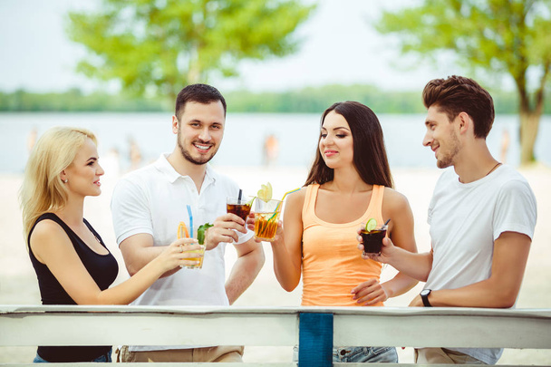 Arkadaşlar eğlenmeye barda kokteyller açık havada, içme. - Fotoğraf, Görsel
