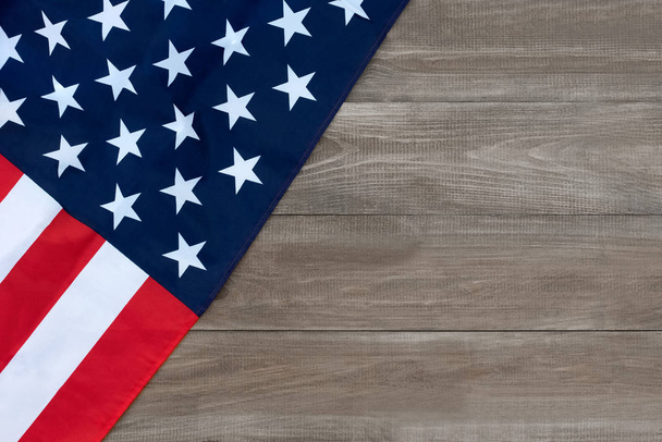 a bandeira americana em uma tábua de madeira
 - Foto, Imagem