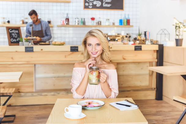 woman drinking lemonade in cafe - Foto, Imagen