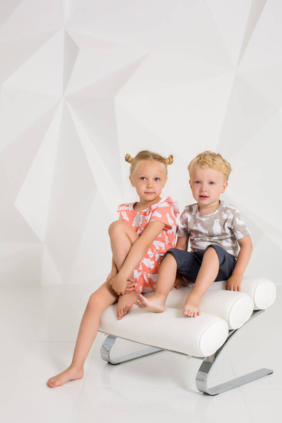 Retrato da irmã e seu irmão mais novo no estúdio branco
 - Foto, Imagem