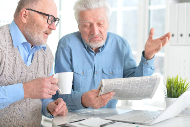 hombres mayores leyendo el periódico
 - Foto, Imagen
