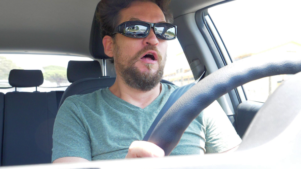 Homme conduisant voiture se sentant mal à l'estomac au ralenti
 - Séquence, vidéo